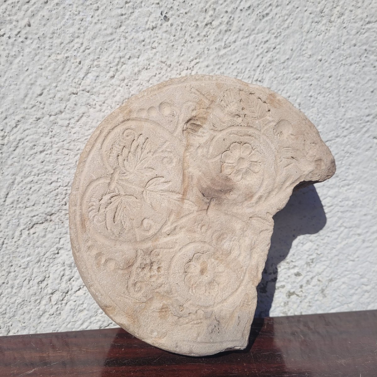 Pierre ronde sculptée sur chaque face, probablement XVIIème siècle-photo-5