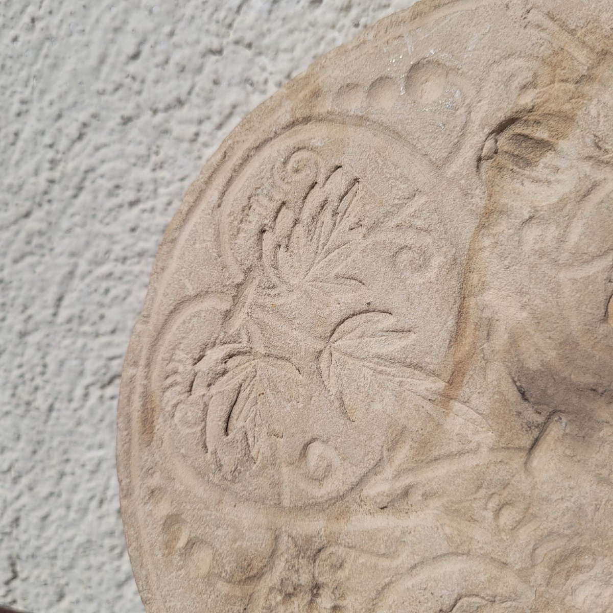 Pierre ronde sculptée sur chaque face, probablement XVIIème siècle-photo-6