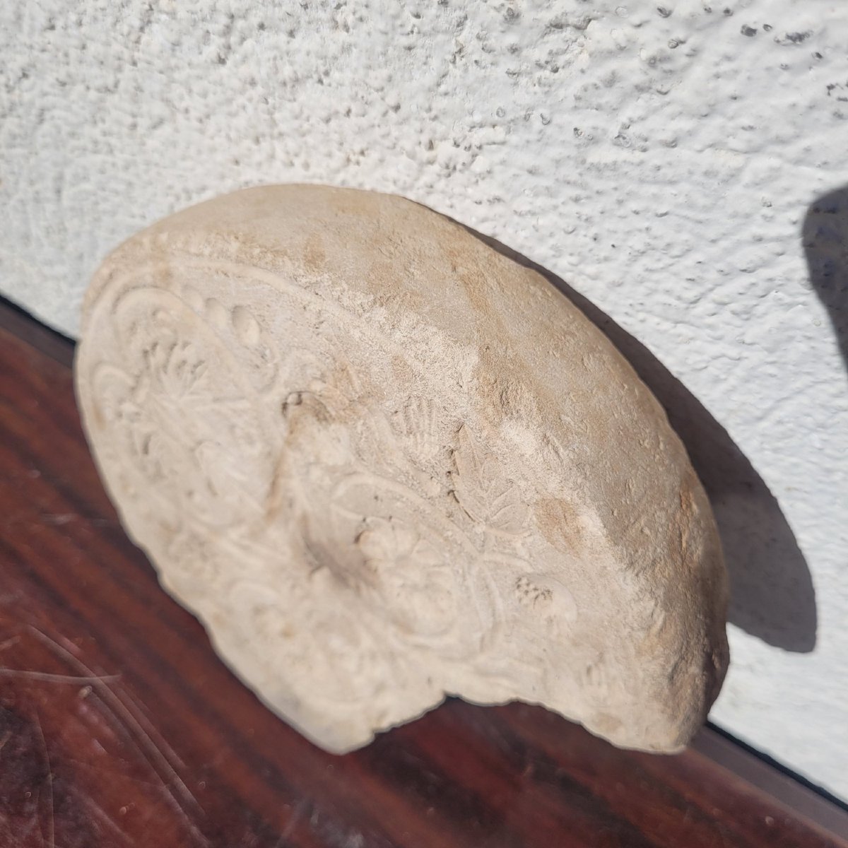 Pierre ronde sculptée sur chaque face, probablement XVIIème siècle-photo-8