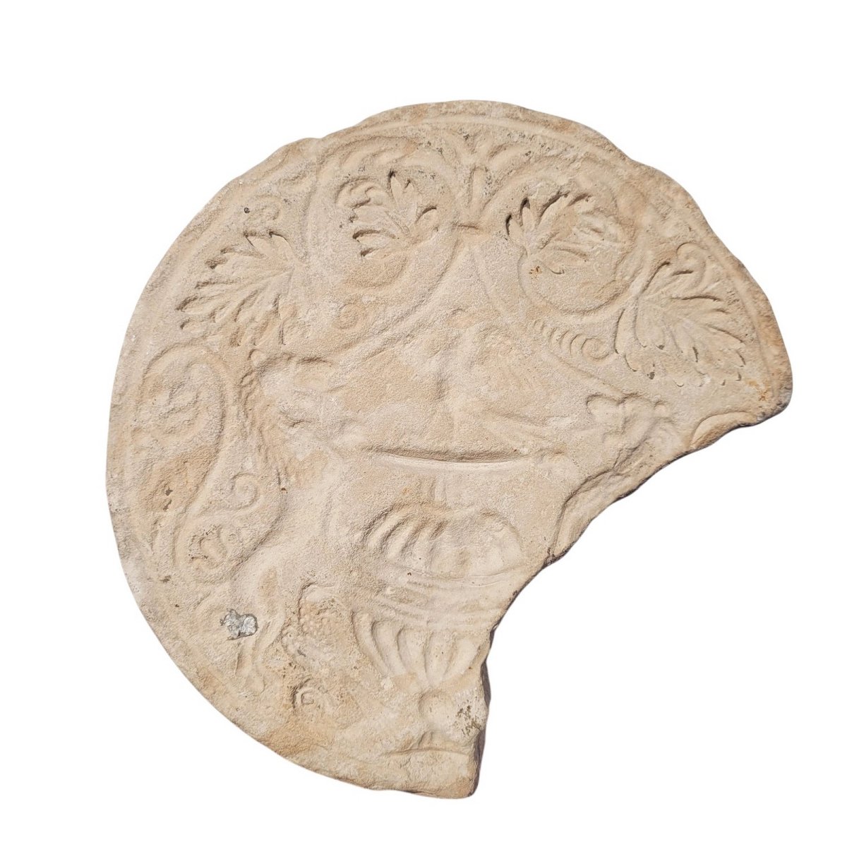 Pierre ronde sculptée sur chaque face, probablement XVIIème siècle