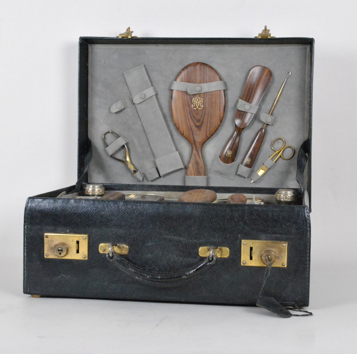 Coffret Nécessaire De Toilette En Cristal Et Argent, Monogrammé,  XIXème Siècle