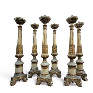 Suite de 6 grands pique-cierges en bois laqué et doré, début XIXème siècle
