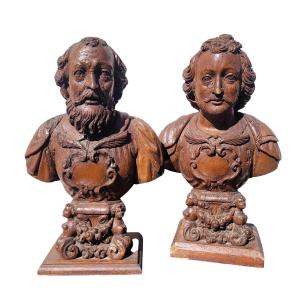 Paire de bustes- reliquaires en noyer sculpté, époque XVIIème siècle