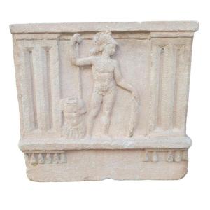 Rare bas-relief en pierre sculptée à l'antique, 1ere partie du XIXème siècle