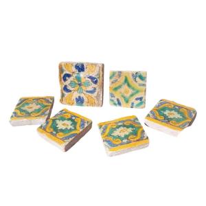 Ensemble de 6 carreaux de faïence émaillée polychrome, époques diverses