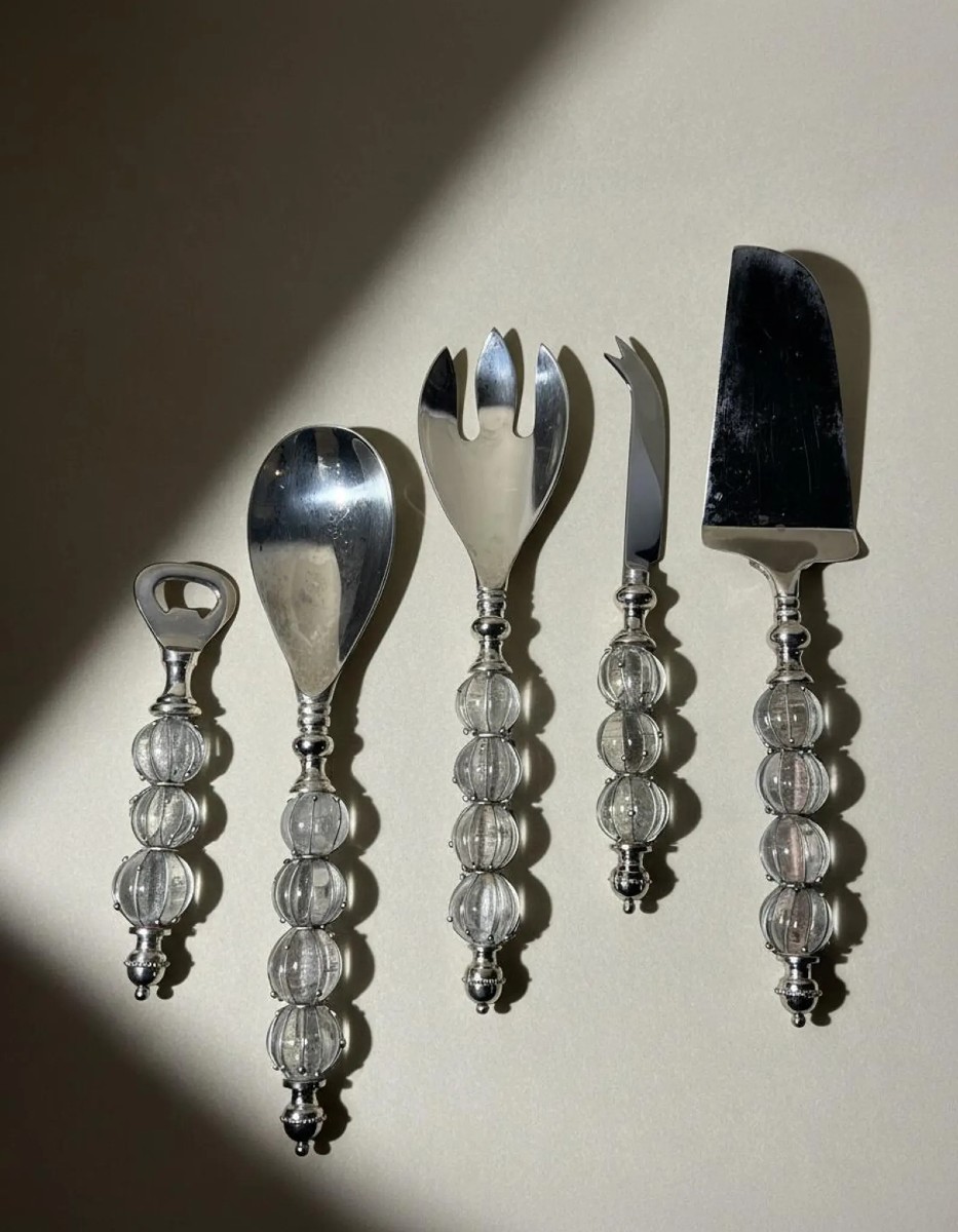 Ensemble de couverts de service (salade / décapsuleur / fromage / gateaux) en métal argenté 