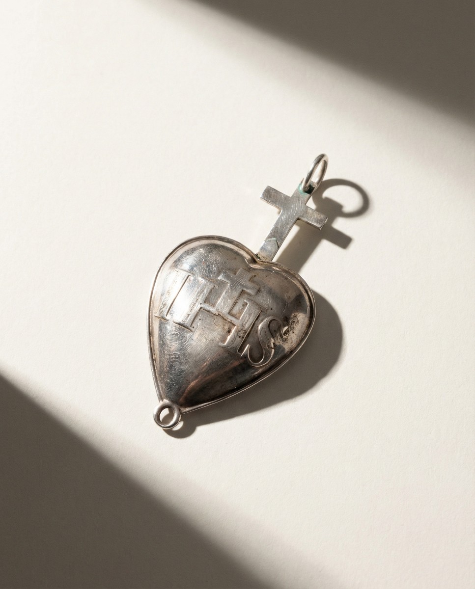 Ex-voto en argent massif &ndash; XIXᵉ si&egrave;cle C&oelig;ur sacr&eacute; IHS &ndash; D&eacute;votion religieuse, France