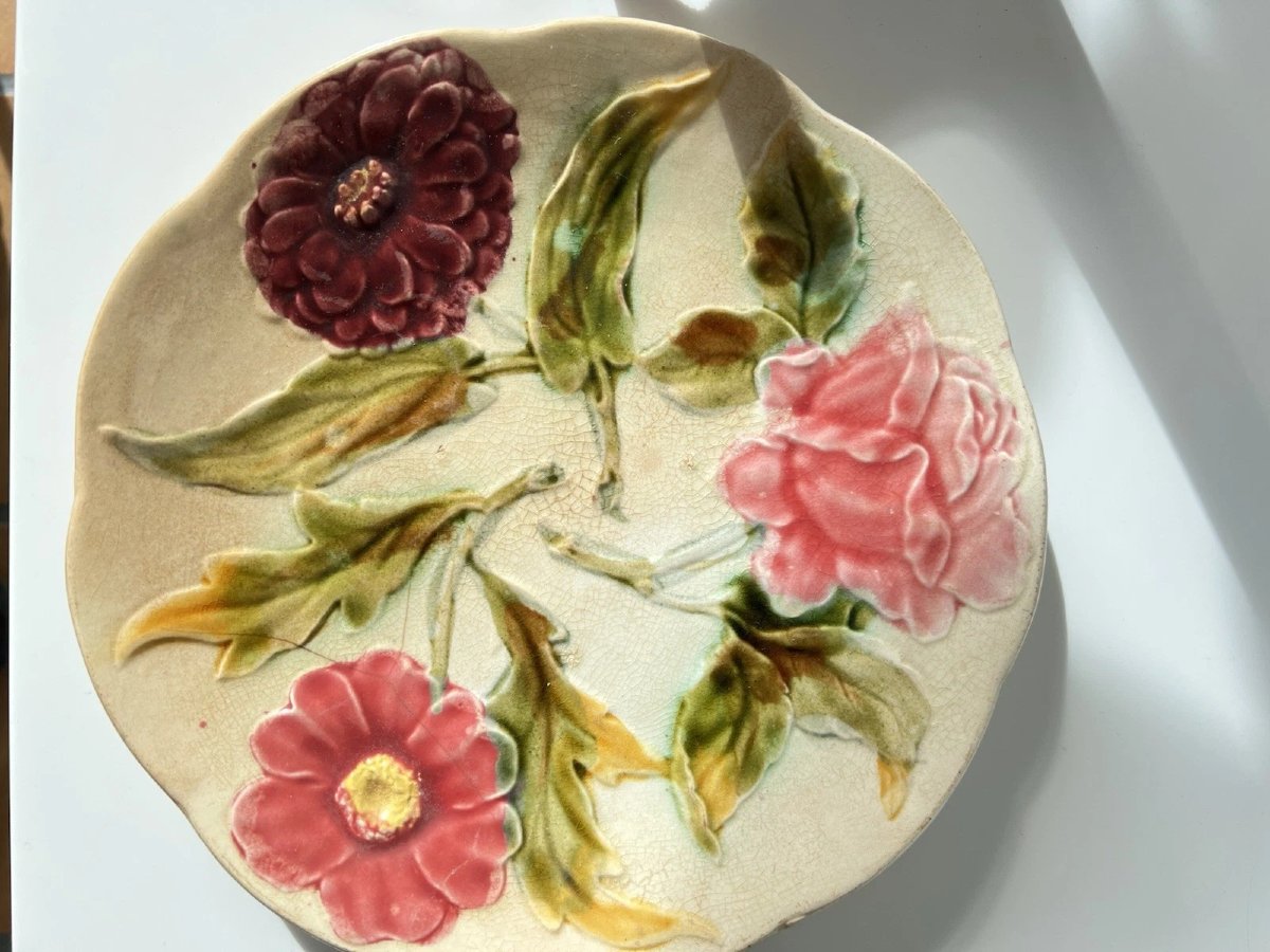 Assiette en barbotine Art Déco années 1930 – décor floral rose zinnia dahlia – céramique ancien-photo-5