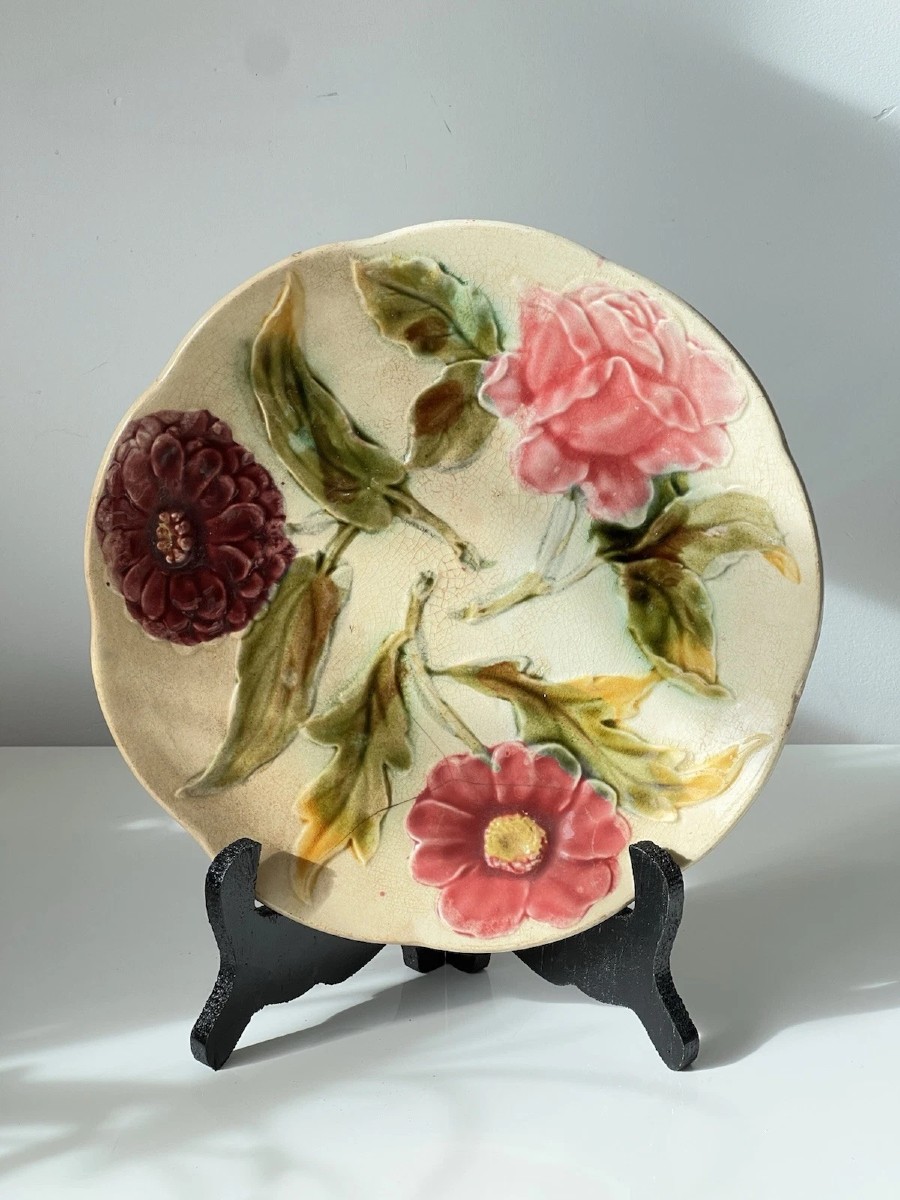 Assiette en barbotine Art Déco années 1930 – décor floral rose zinnia dahlia – céramique ancien