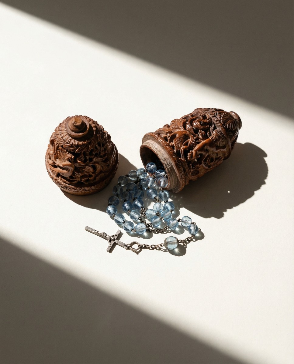 Bo&icirc;te &agrave; chapelet ancienne en corozo sculpt&eacute; et ajour&eacute; &ndash; XIXe si&egrave;cle-photo-1