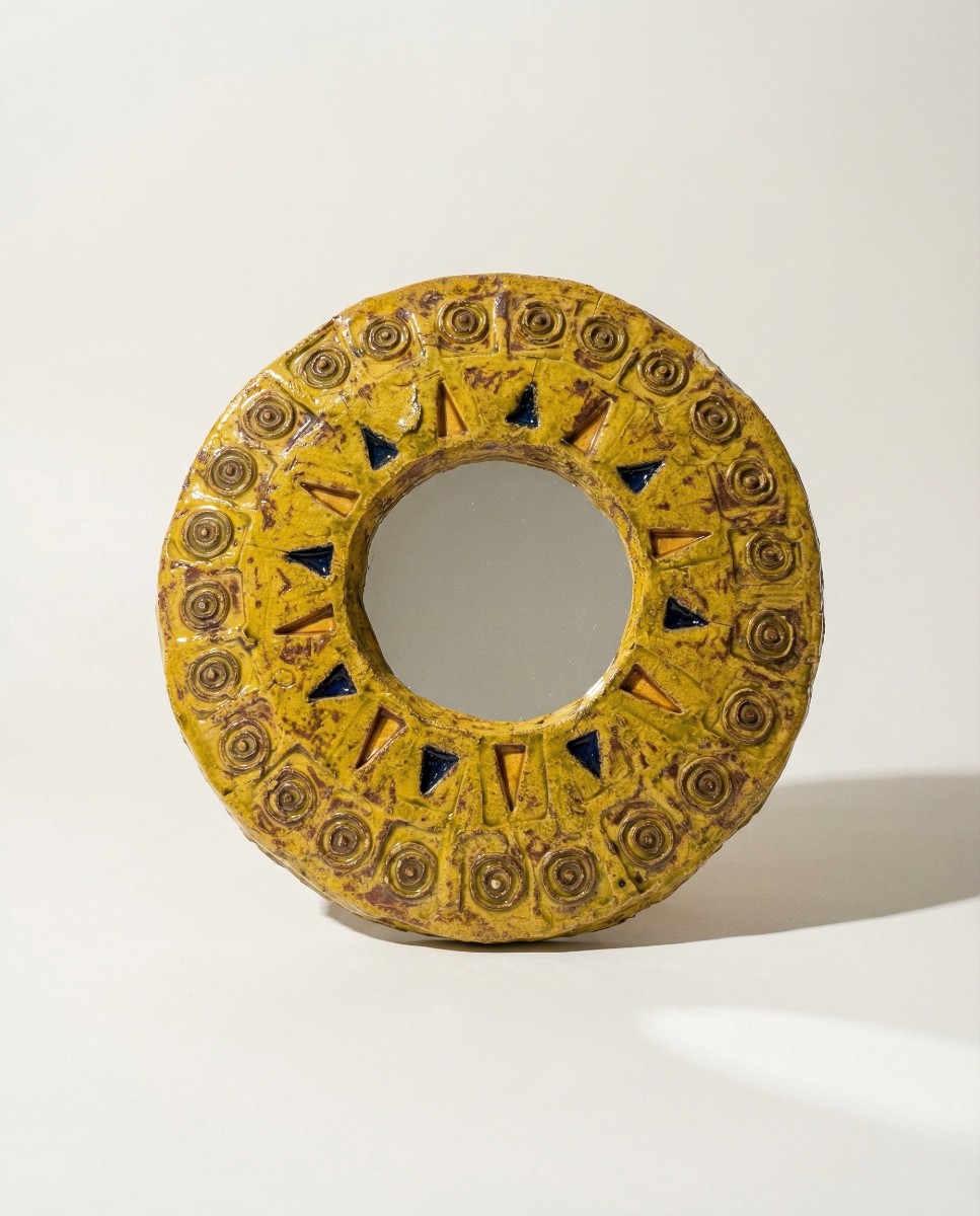 Miroir mural circulaire soleil en céramique émaillée, circa 1960, DLG Mithé Espelt