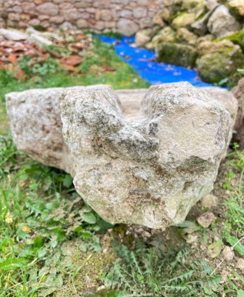 Ancien évier en pierre du XIXe siècle – vasque en pierre calcaire patinée-photo-1
