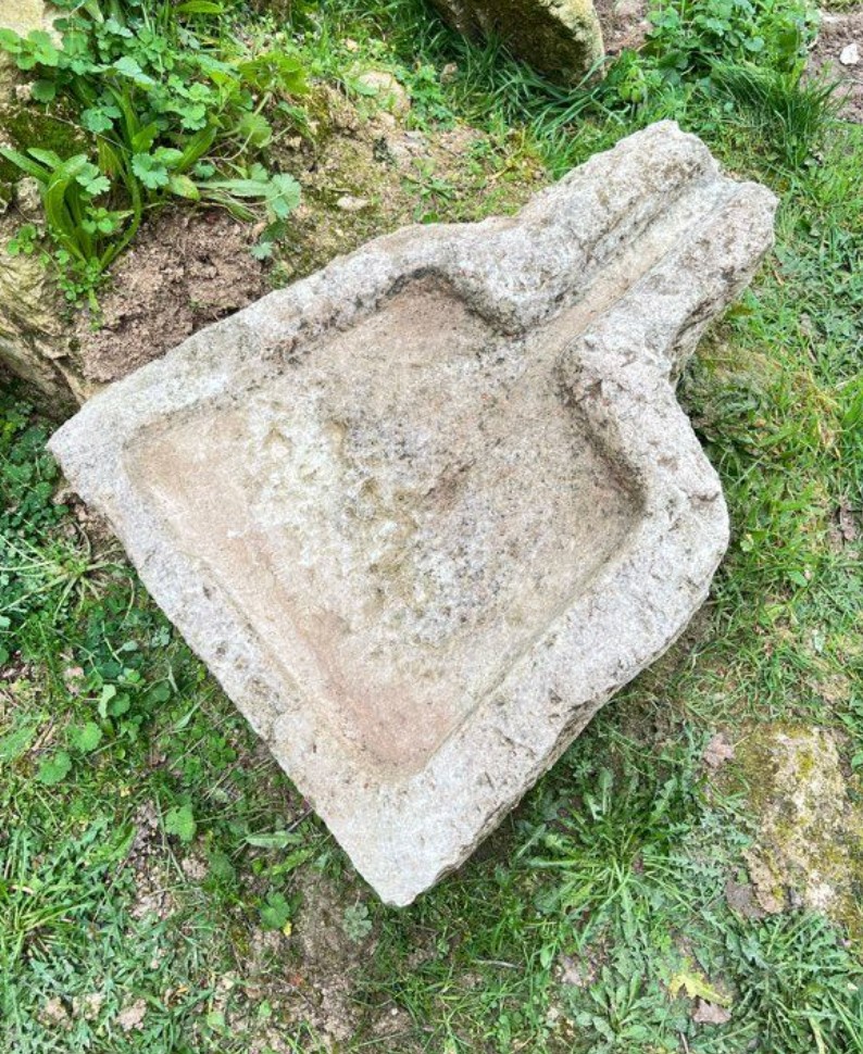 Ancien évier en pierre du XIXe siècle – vasque en pierre calcaire patinée