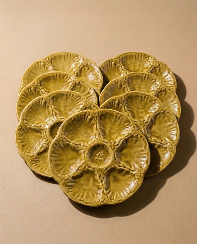 Lot de 7 assiettes à huîtres en barbotine kaki – Gien, France