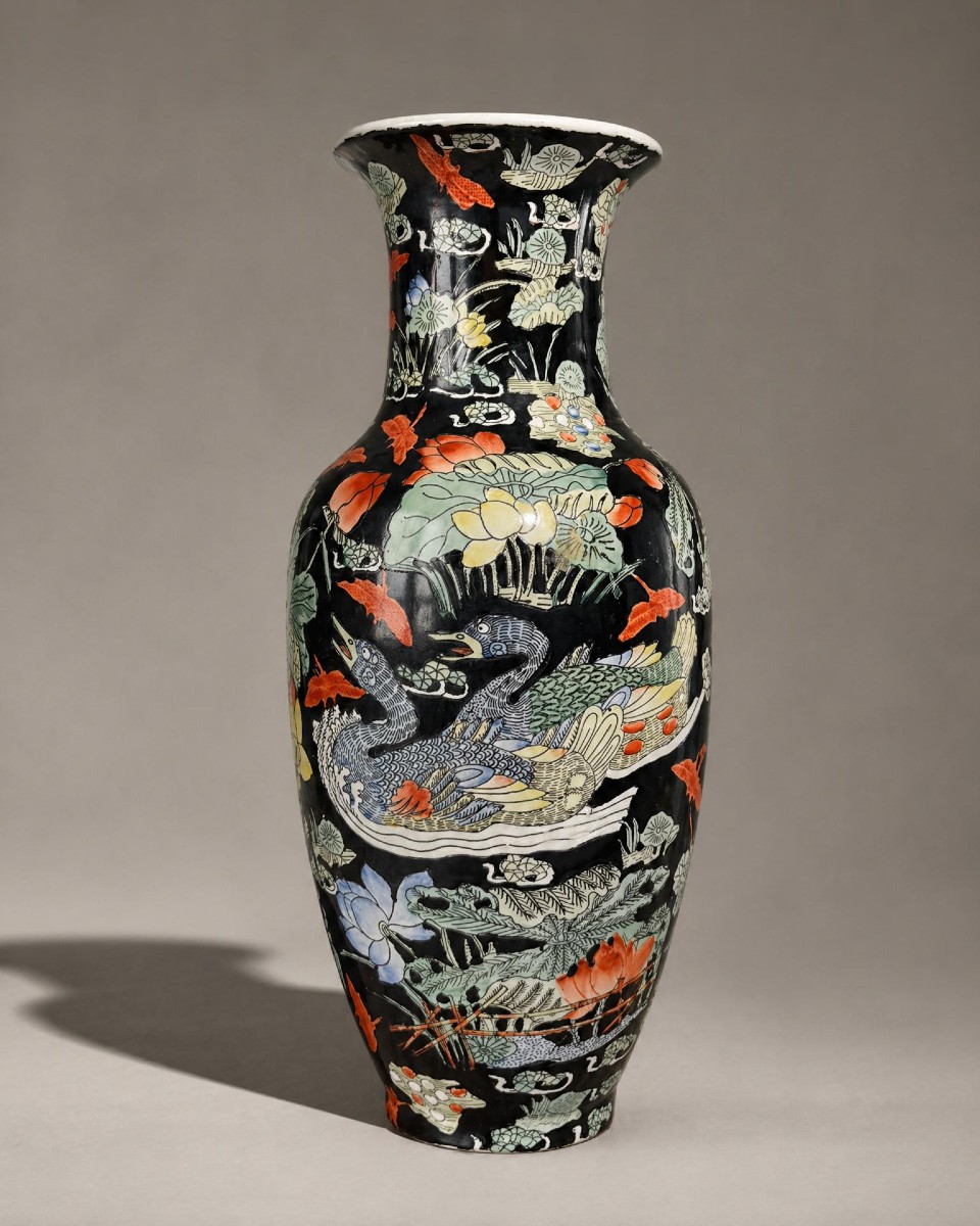 Grand vase chinois en porcelaine à décor d’oies et lotus fond noir - H. 37cm - XXème-photo-2