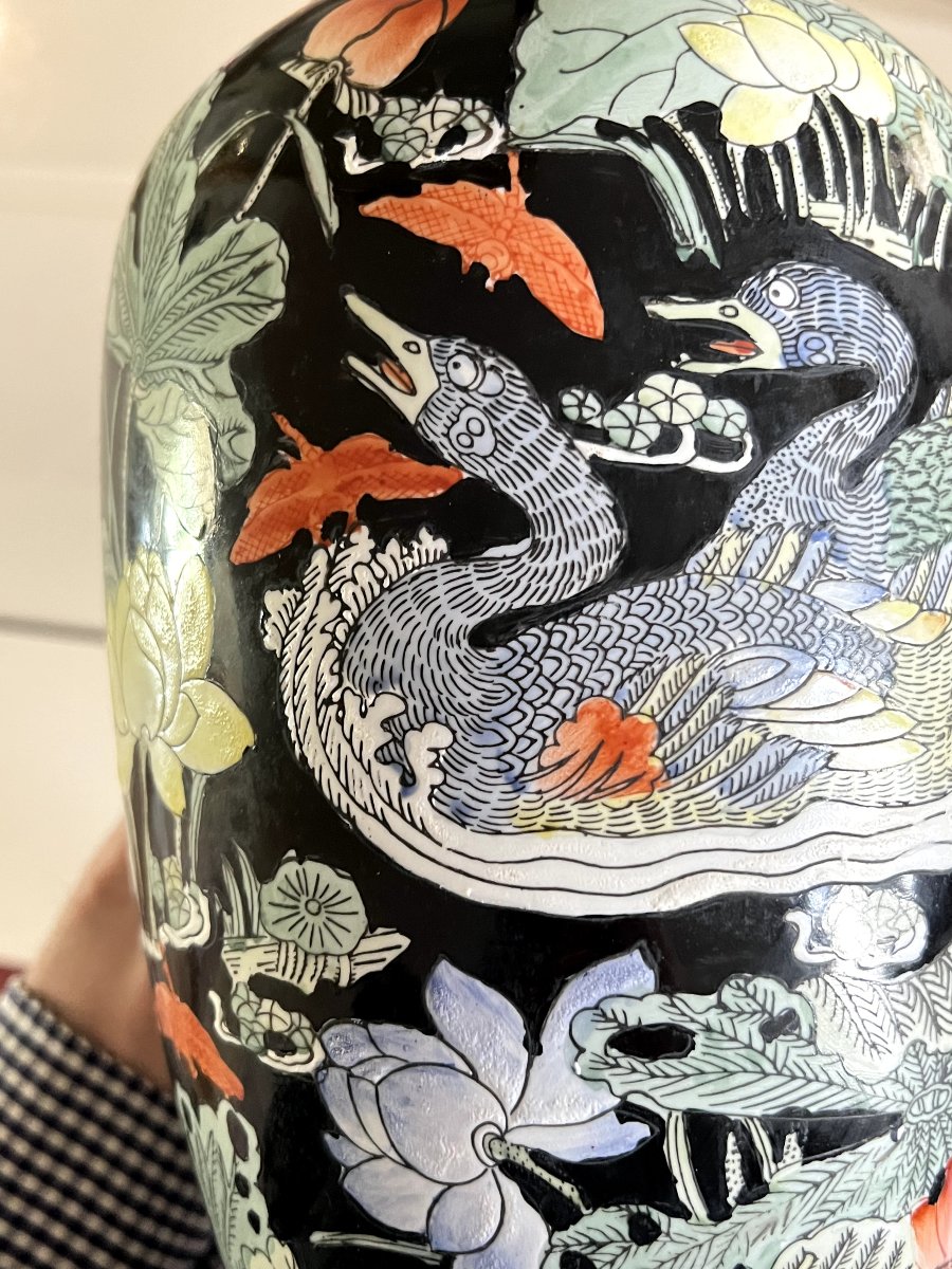 Grand vase chinois en porcelaine à décor d’oies et lotus fond noir - H. 37cm - XXème-photo-1