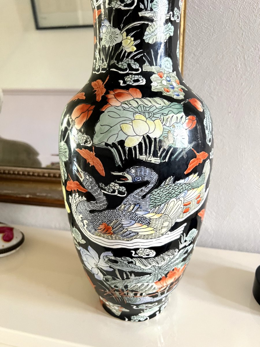 Grand vase chinois en porcelaine à décor d’oies et lotus fond noir - H. 37cm - XXème-photo-4