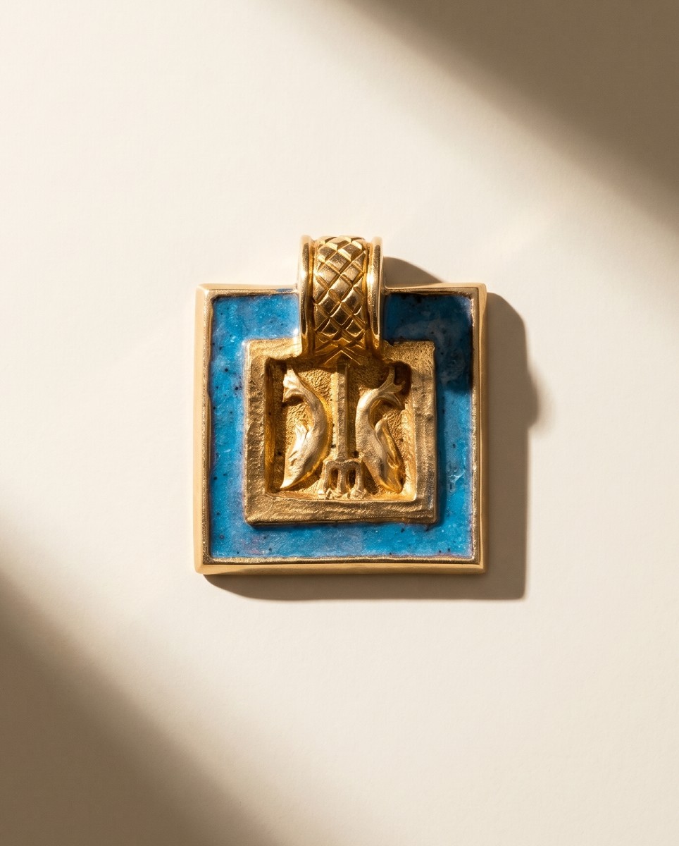 Line Vautrin – Rare pendentif “Dauphins et Tridents” en bronze doré et Talosel bleu, circa 1950