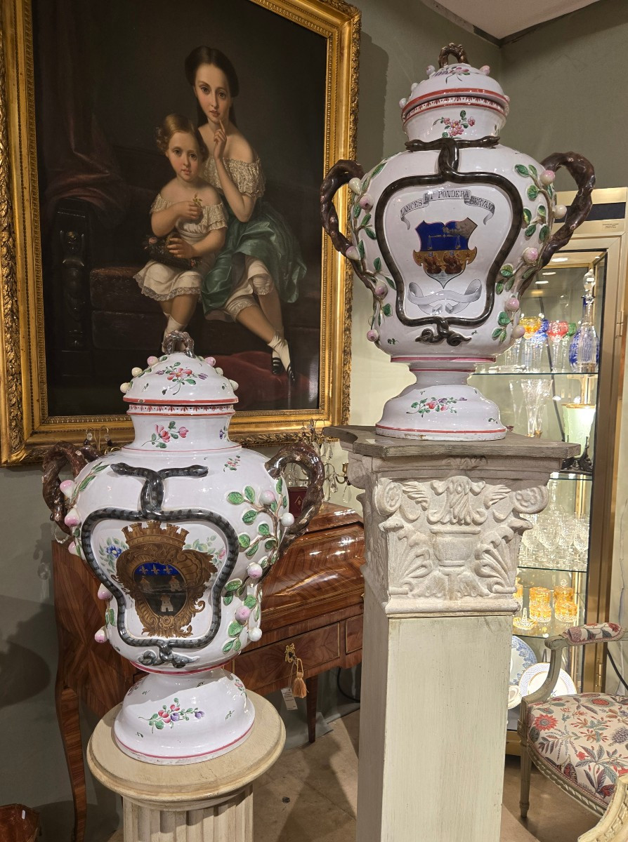 paire de grands pots à pharmacie en faïence polychrome – Est de la France, XIXe siècle.