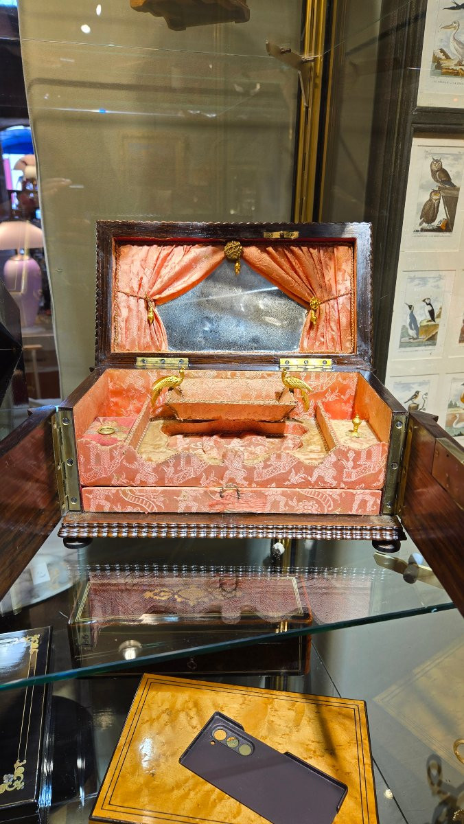 Coffret XIXe en marqueterie, intérieur en théâtre -photo-1