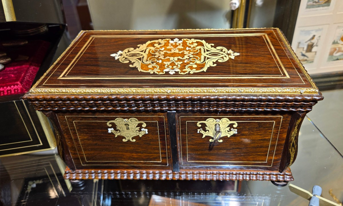 Coffret XIXe en marqueterie, intérieur en théâtre 