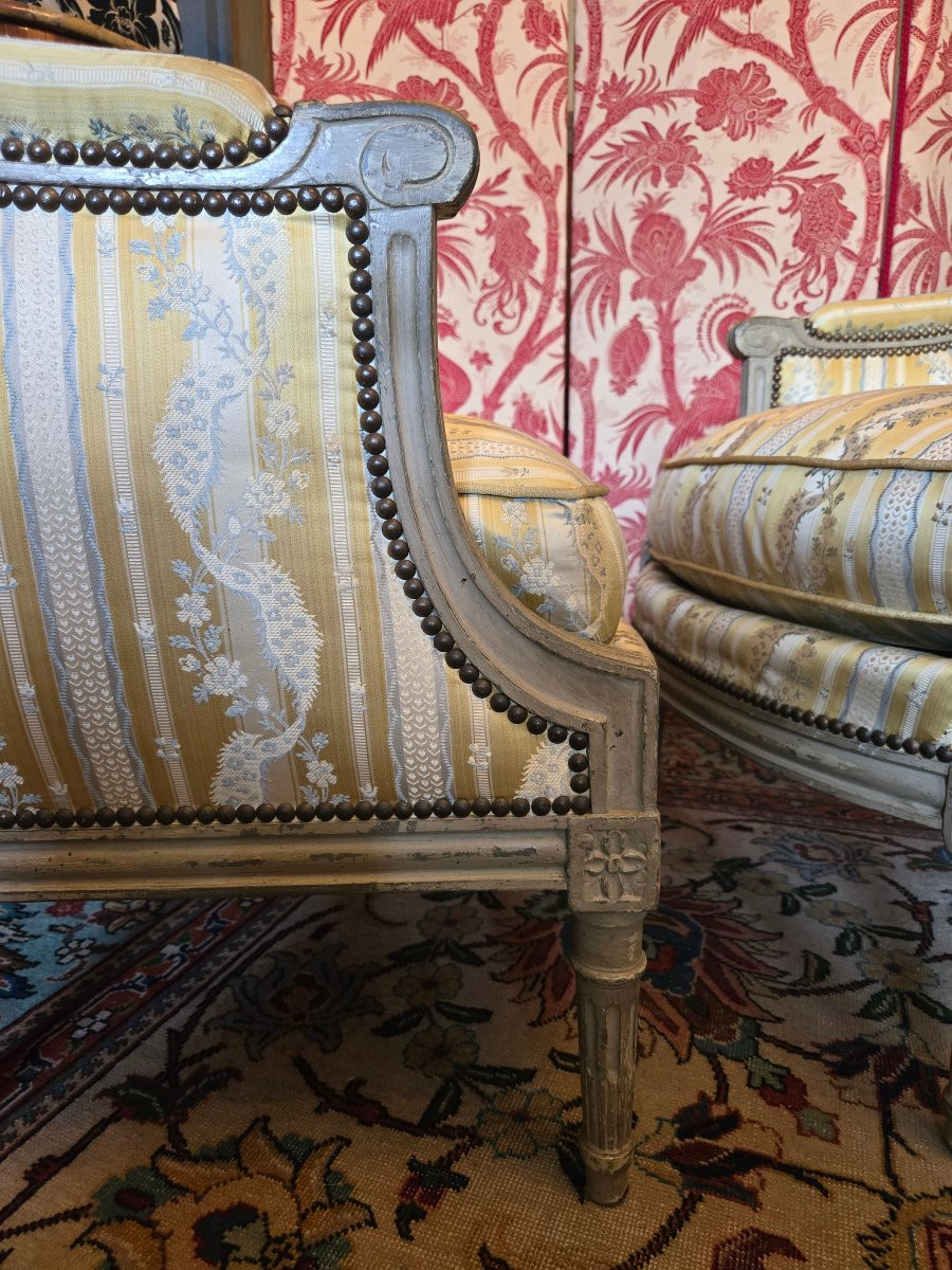 Paire de bergères de style Louis XVI en hêtre mouluré et sculpté.  Début XXeme-photo-2