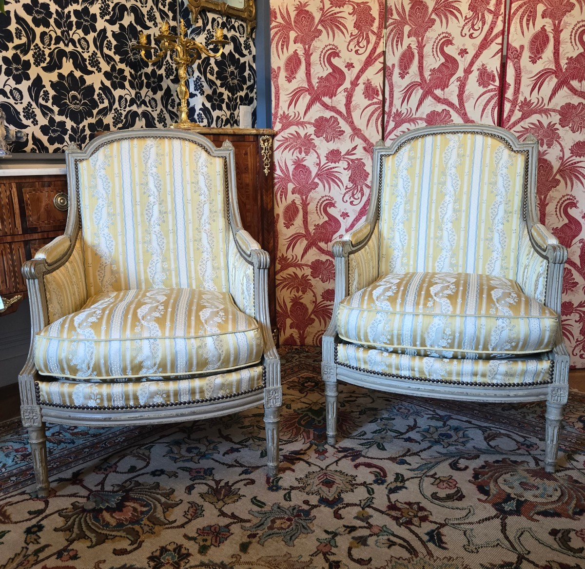 Paire de bergères de style Louis XVI en hêtre mouluré et sculpté.  Début XXeme