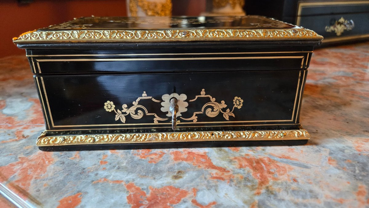 Vervelle Aîné – Coffret en marqueterie de matériaux précieux et laiton. -photo-1