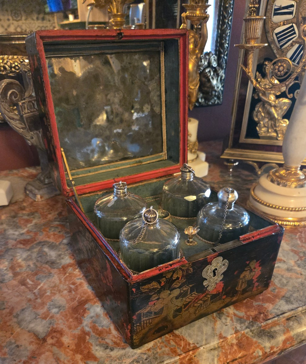 Nécessaire à senteurs en vernis Martin – Paris, époque Louis XV, vers 1750.  