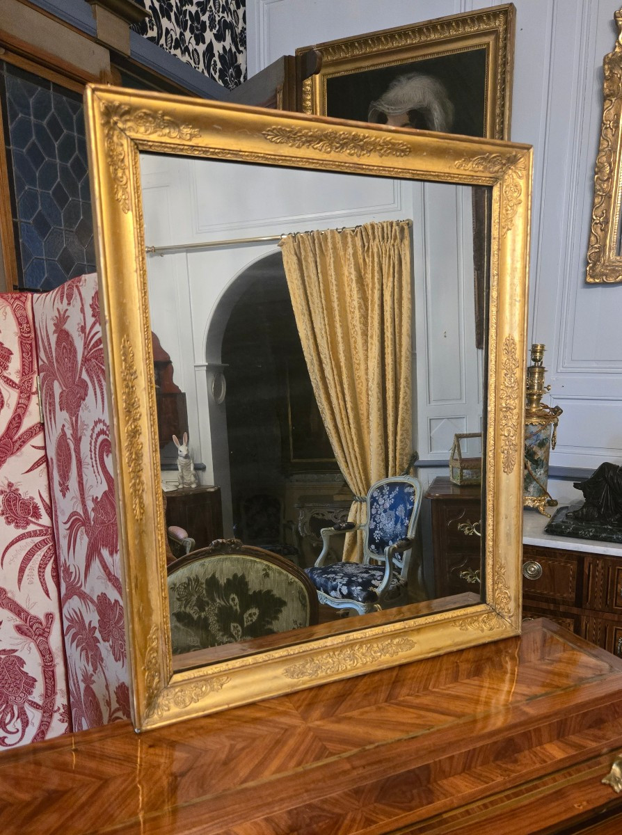 Miroir à cadre en bois doré – Époque Empire / Restauration, vers 1815–1830.  