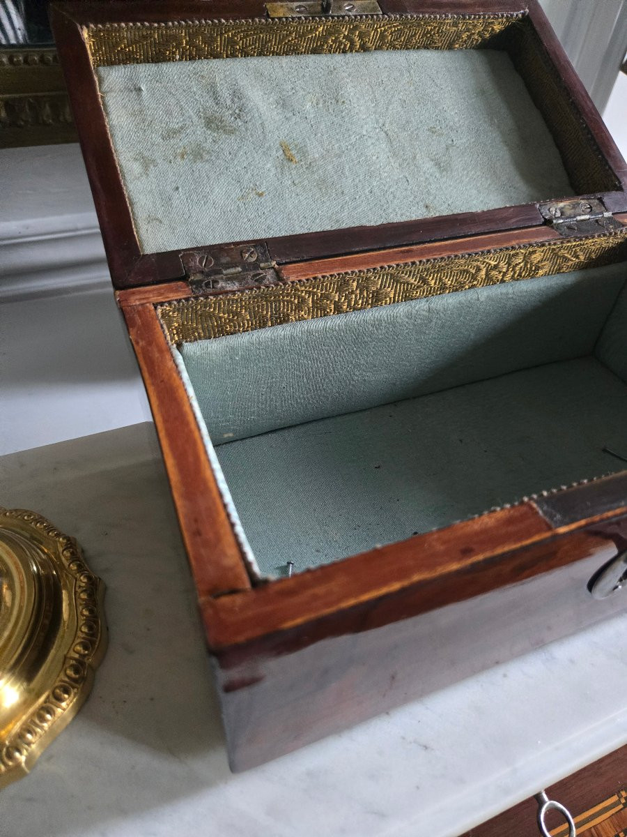 Rosewood Veneer Box With Latticework And Diamond Point Decoration, Early 18th Century -photo-2