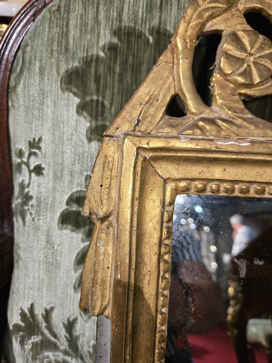 Petit miroir d'époque Louis XVI à décor champêtre en bois sculpté et doré.  -photo-2