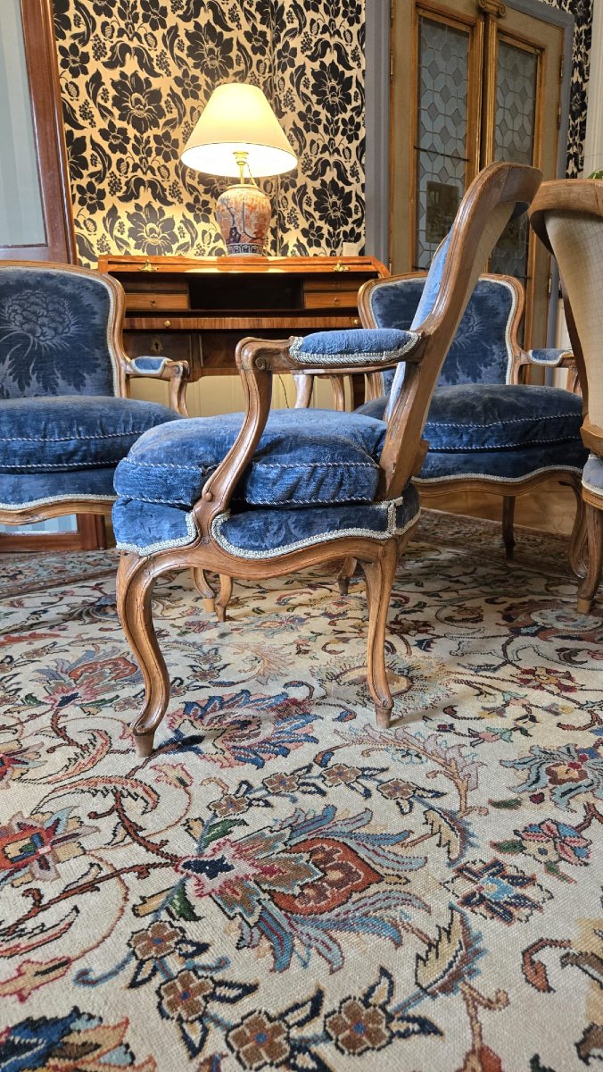 Série de quatre fauteuils cabriolets d’époque Louis XV, Paris vers 1760.  -photo-4