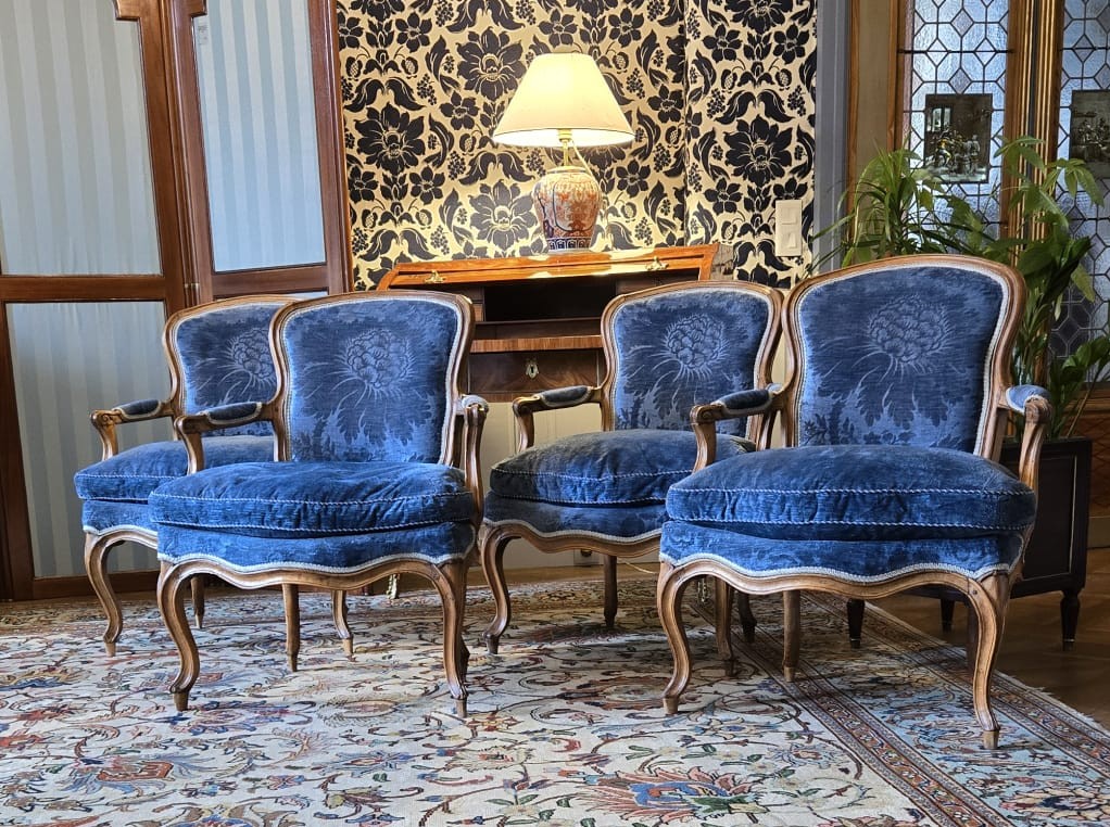 Série de quatre fauteuils cabriolets d’époque Louis XV, Paris vers 1760.  