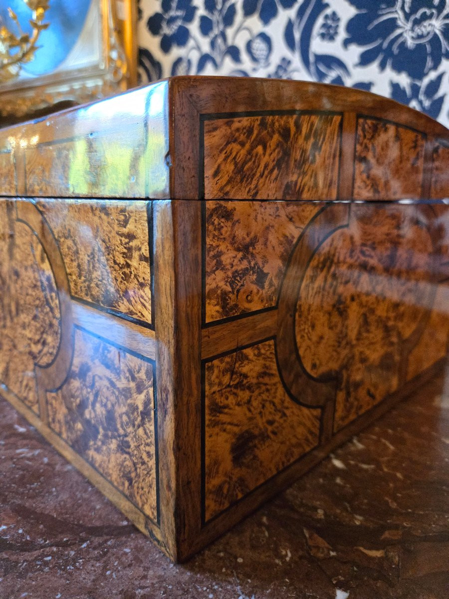 Coffret d’époque Louis XIV – Travail grenoblois en loupe d’érable teintée et noyer.  -photo-2