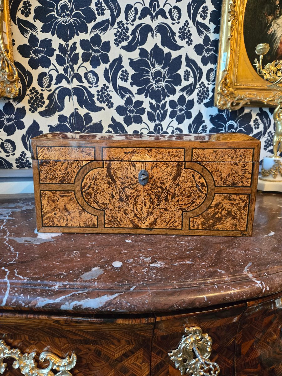 Coffret d’époque Louis XIV – Travail grenoblois en loupe d’érable teintée et noyer.  -photo-3