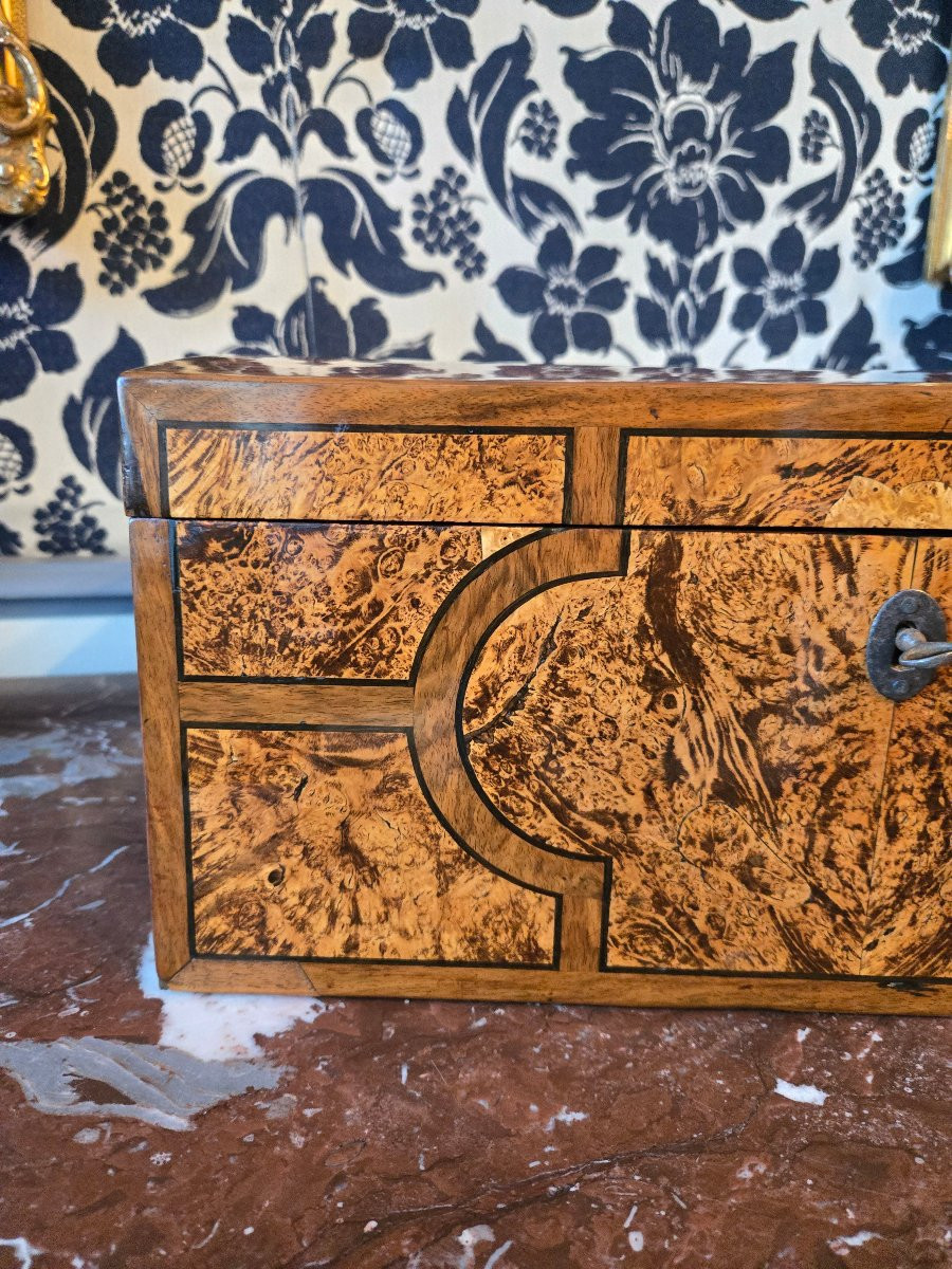 Coffret d’époque Louis XIV – Travail grenoblois en loupe d’érable teintée et noyer.  -photo-4