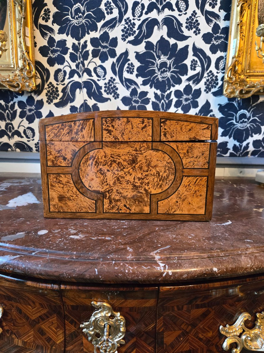 Coffret d’époque Louis XIV – Travail grenoblois en loupe d’érable teintée et noyer.  -photo-1