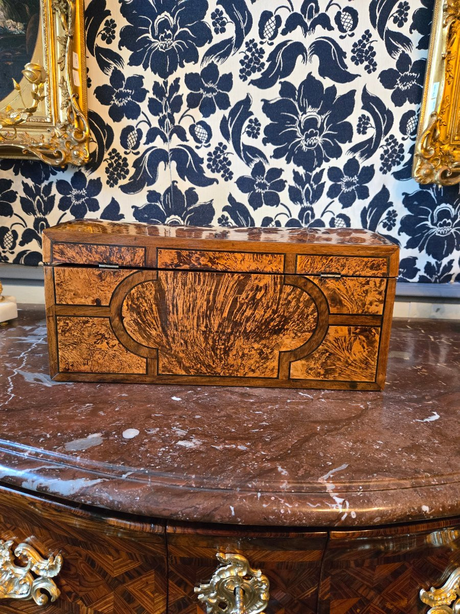 Coffret d’époque Louis XIV – Travail grenoblois en loupe d’érable teintée et noyer.  -photo-2