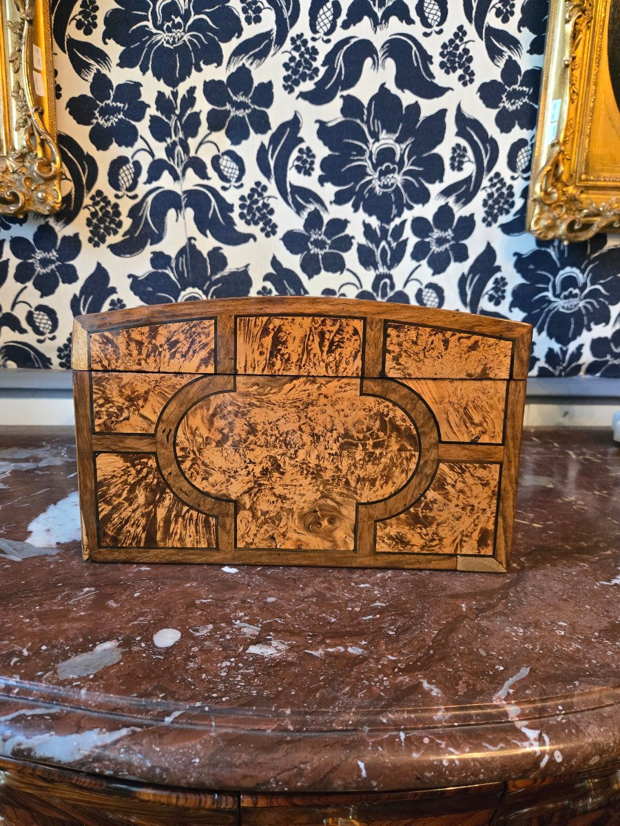Coffret d’époque Louis XIV – Travail grenoblois en loupe d’érable teintée et noyer.  -photo-3