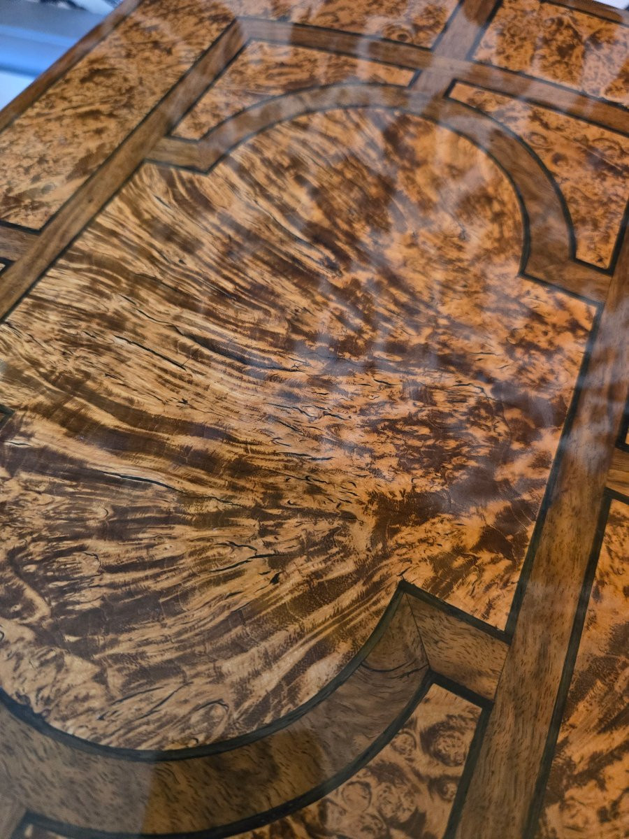 Coffret d’époque Louis XIV – Travail grenoblois en loupe d’érable teintée et noyer.  -photo-4