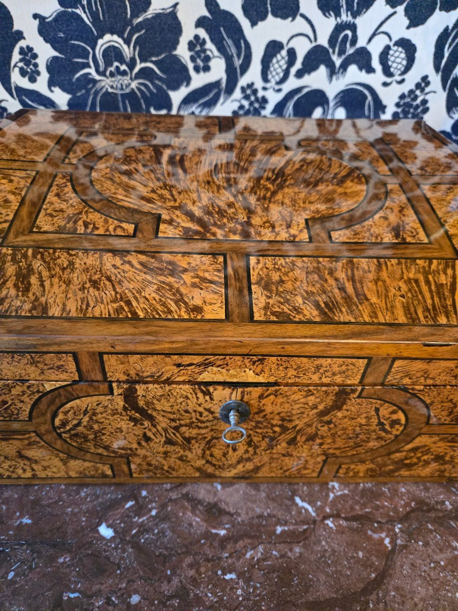 Coffret d’époque Louis XIV – Travail grenoblois en loupe d’érable teintée et noyer.  -photo-5