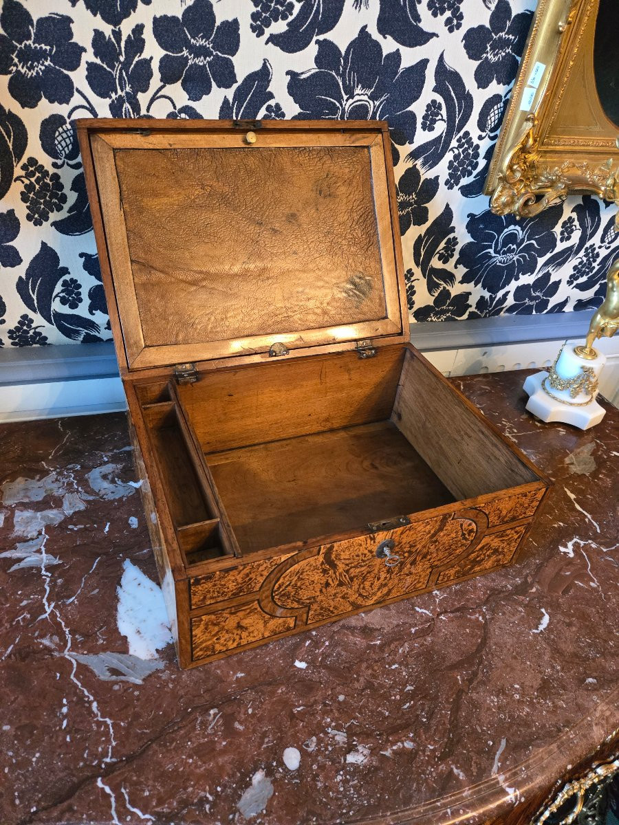 Coffret d’époque Louis XIV – Travail grenoblois en loupe d’érable teintée et noyer.  -photo-6