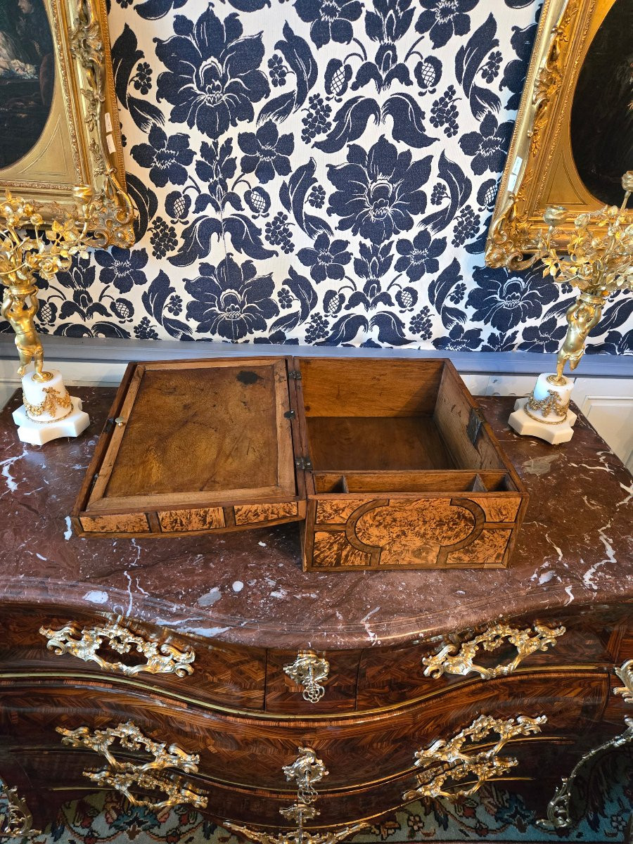 Coffret d’époque Louis XIV – Travail grenoblois en loupe d’érable teintée et noyer.  -photo-7