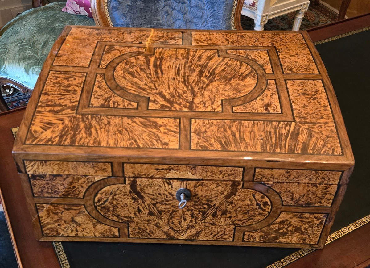 Coffret d’époque Louis XIV – Travail grenoblois en loupe d’érable teintée et noyer.  