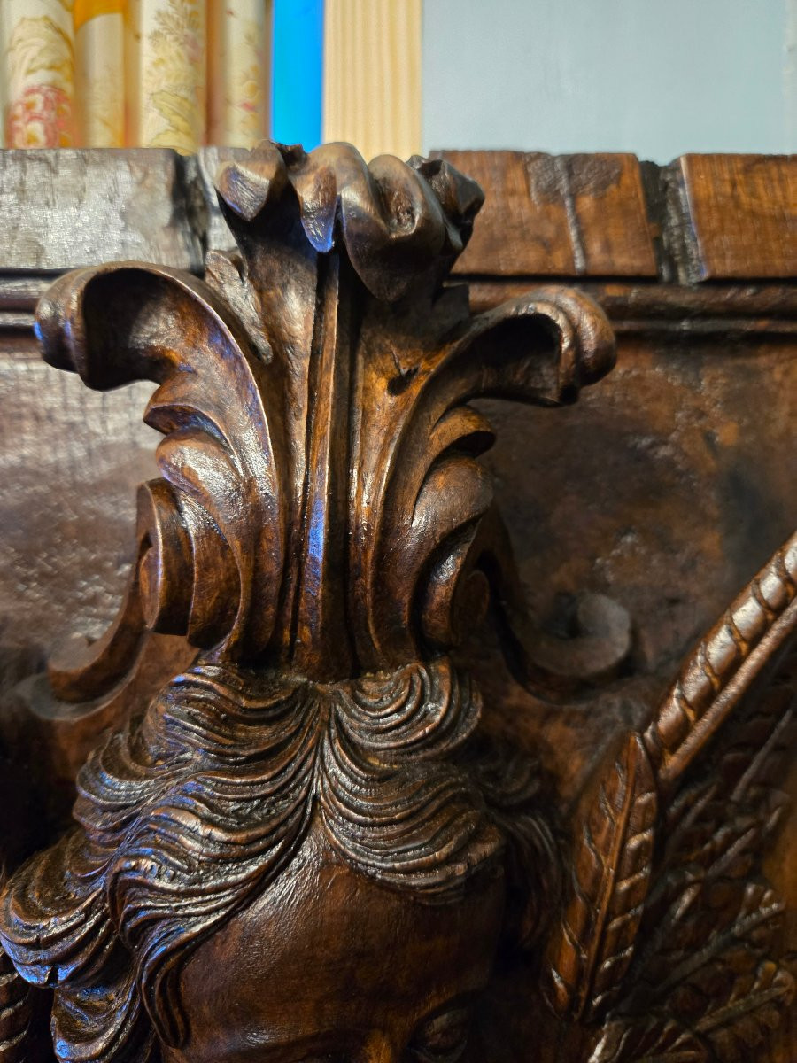 Paire de panneaux sculptés à décor de chérubins ailés, châtaignier – France, XVIIe siècle.-photo-6