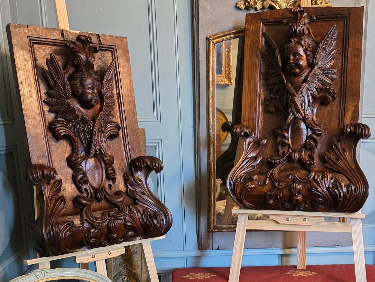 Paire de panneaux sculptés à décor de chérubins ailés, châtaignier – France, XVIIe siècle.