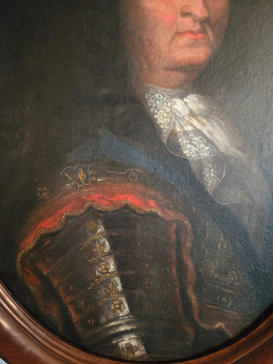 Portrait de Louis XIV en armure, travail provincial avec cadre en noyer, fin XVIIᵉ-début XVIIIe-photo-2