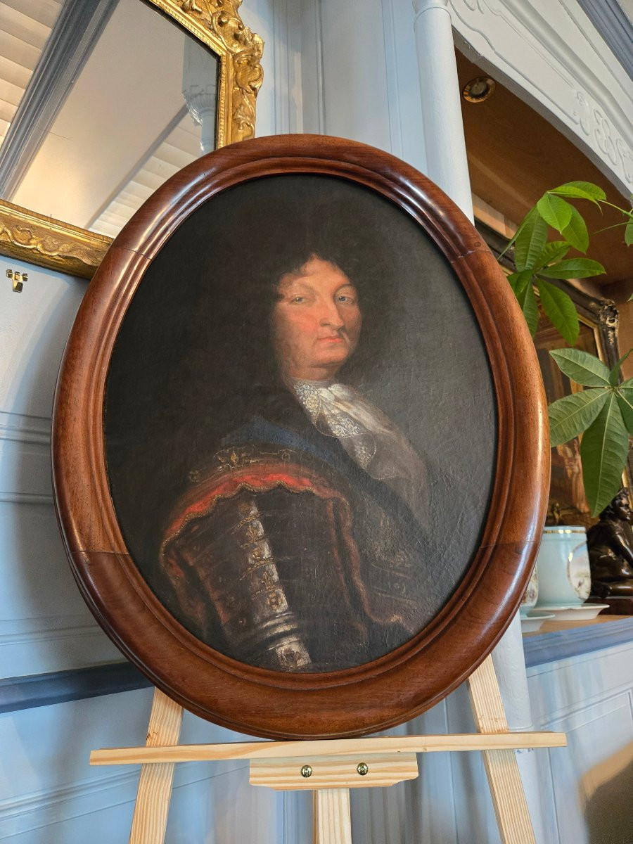 Portrait de Louis XIV en armure, travail provincial avec cadre en noyer, fin XVIIᵉ-début XVIIIe-photo-7