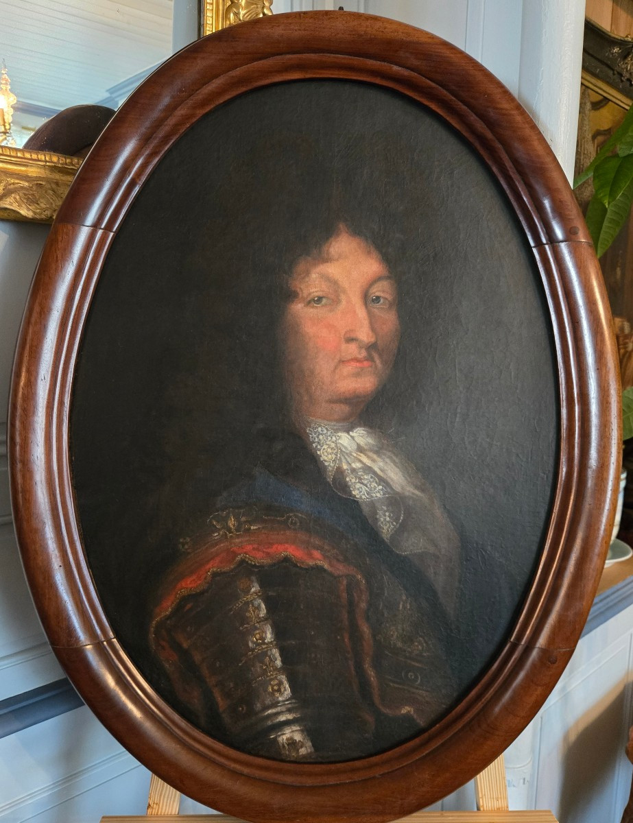 Portrait de Louis XIV en armure, travail provincial avec cadre en noyer, fin XVIIᵉ-début XVIIIe